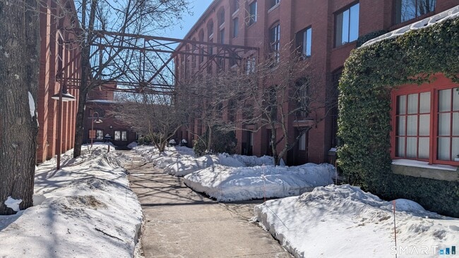 Building Photo - 839 Main St