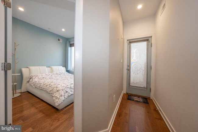 Building Photo - 1326 N Mascher St