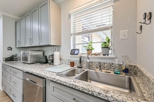 Building Photo - 10414 Woodwind Dr