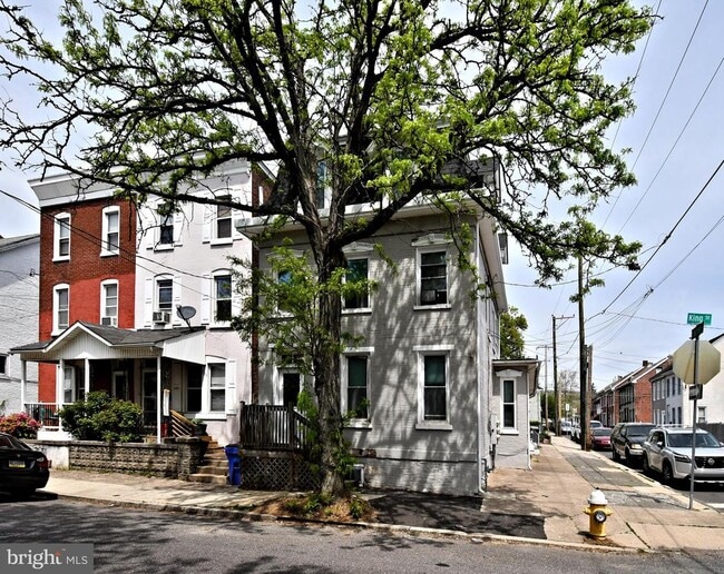 Building Photo - 563 King St