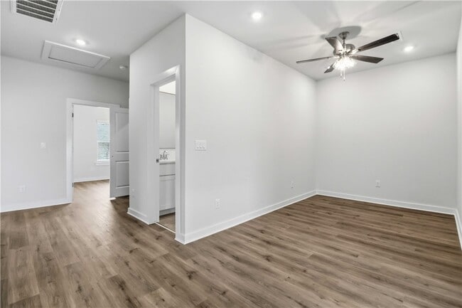 Building Photo - 3406 SE K St