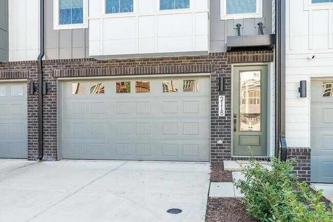 Building Photo - 2115 Opulent Oaks Ln