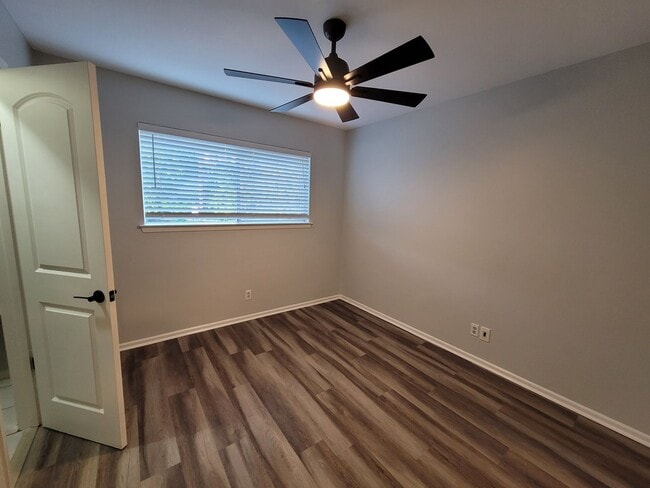 Building Photo - 219 W Silver Sands Dr