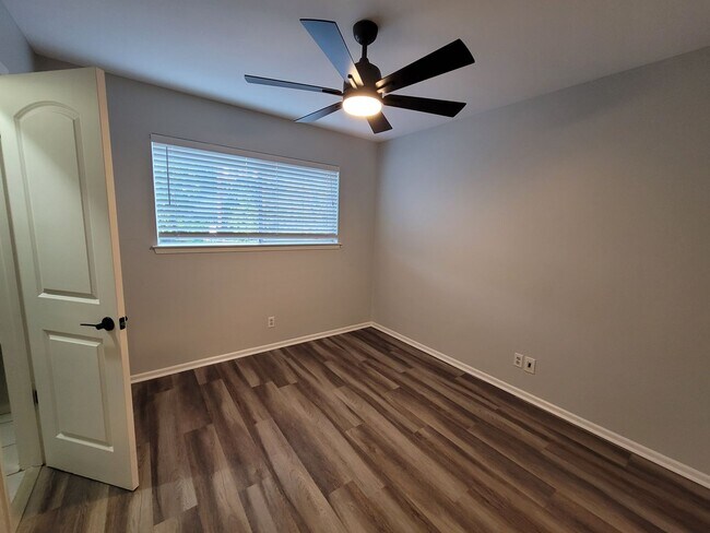 Building Photo - Excellent location! First Floor Condo in NEISD ready for move in Now
