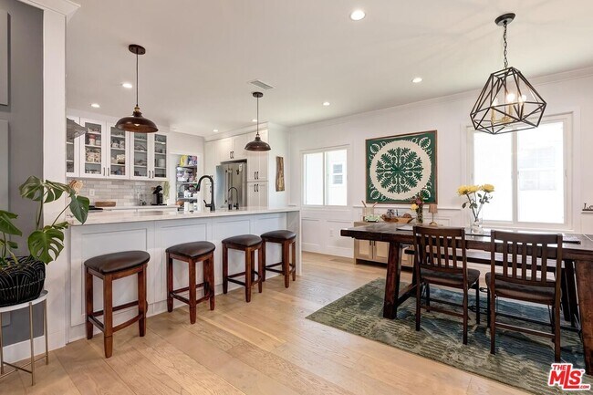 Building Photo - 6700 W 85th Pl