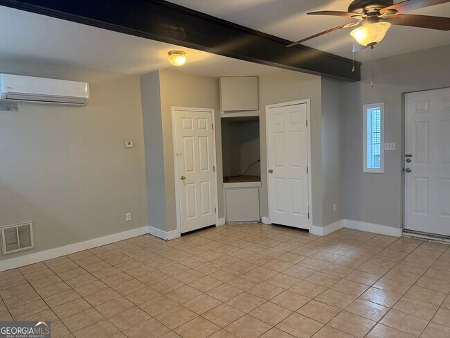 Building Photo - 836 E Henry St