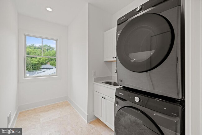 Building Photo - 8609 Woodbrook Ln