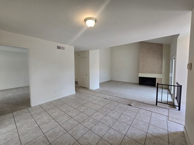 Building Photo - Victoria Neighborhood Single Story Home