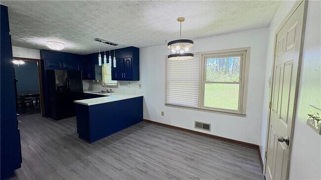 Building Photo - 2421 Fieldstone Dr SE