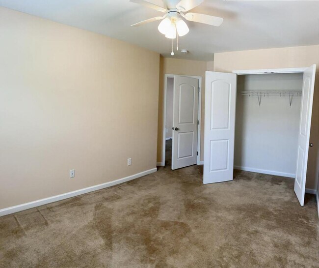Building Photo - 301 River Oak St