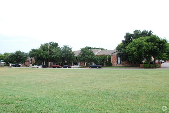 Building Photo - Carriage Square