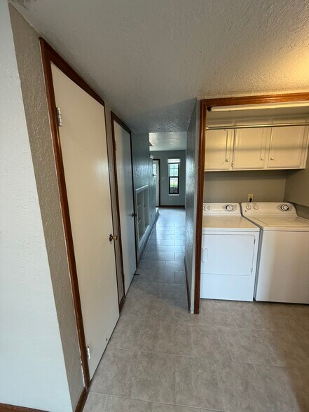 Building Photo - 2125 Beaumont Dr
