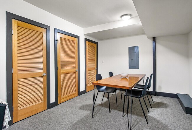 Building Photo - 206 N 1st St