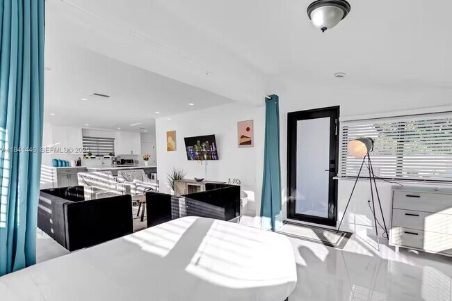 Building Photo - 17835 NE 6th Ave