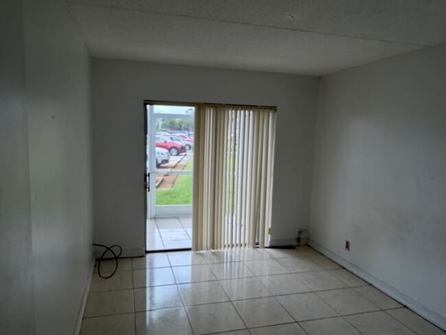 Building Photo - 700 Village Green Ct