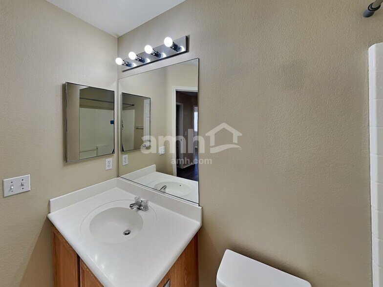 Building Photo - 986 Cantabria Heights Ave