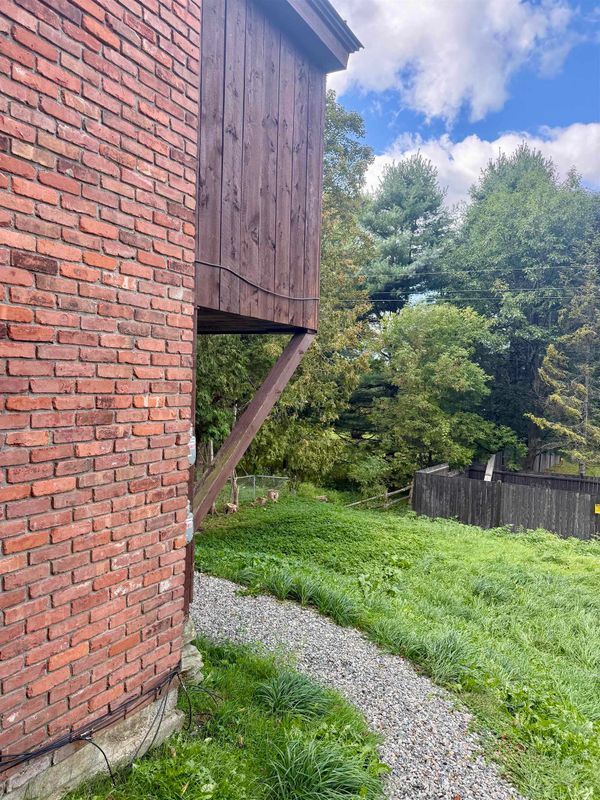 Building Photo - 473 Maple St