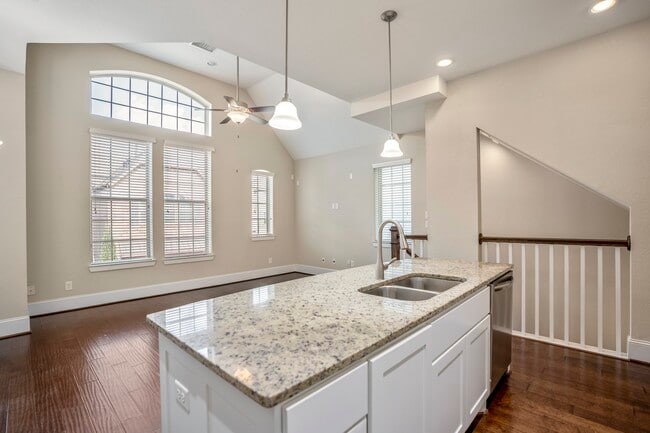 Building Photo - 11005 Acorn Falls Dr