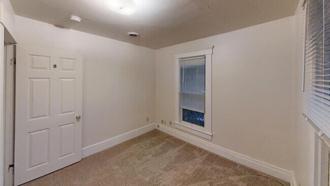 Building Photo - 802 E Kingsley St