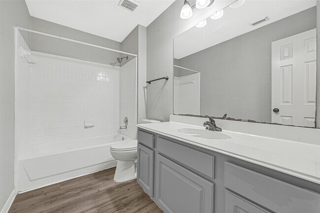 Building Photo - 3906 Greenwood Dr