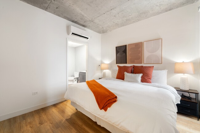 Building Photo - Central 4BR Apartment – Modern Living in Chicago