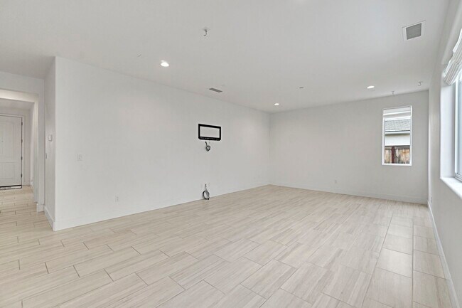 Building Photo - 863 Orchard Hills Rd