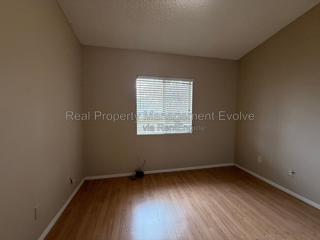 Building Photo - 513 E Wickieup Ln