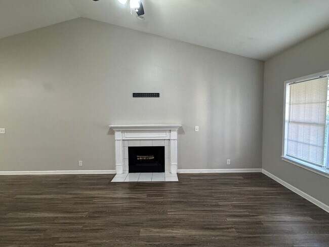 Building Photo - Beautiful 3 bed 2 bath home with open floorplan