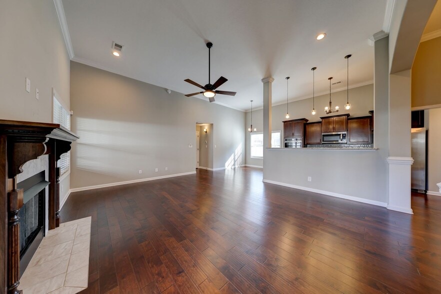 Building Photo - 1008 Meadowview Ln