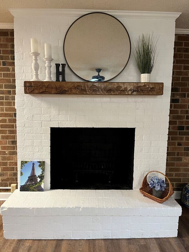 Building Photo - Welcome home! Available late July Ransom Street One Bedroom