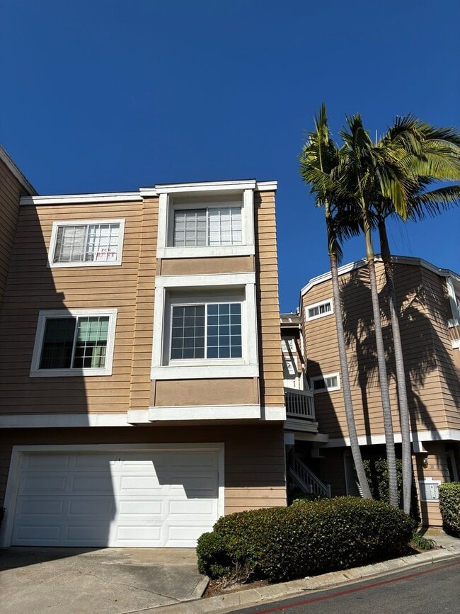 Building Photo - Beautiful La Jolla Condo – Fully Furnished – $350 Off 1st Month!