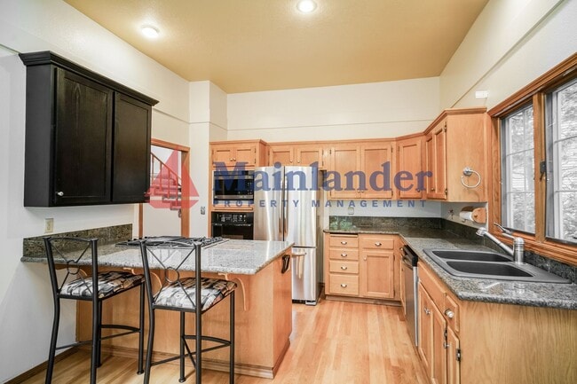 Building Photo - Amazing Attached Home in Lake Oswego is a Must See!