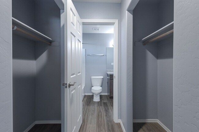 Building Photo - 9060 E Lakeshore Dr