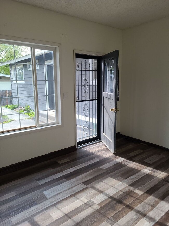 Building Photo - House with Bonus Room & Garage