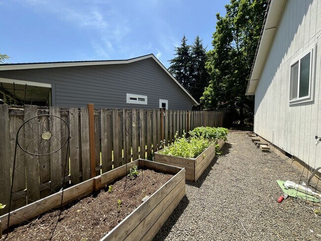 Building Photo - Charming Single-Level Home with Multiple Living Areas and Spacious Backyard Retreat