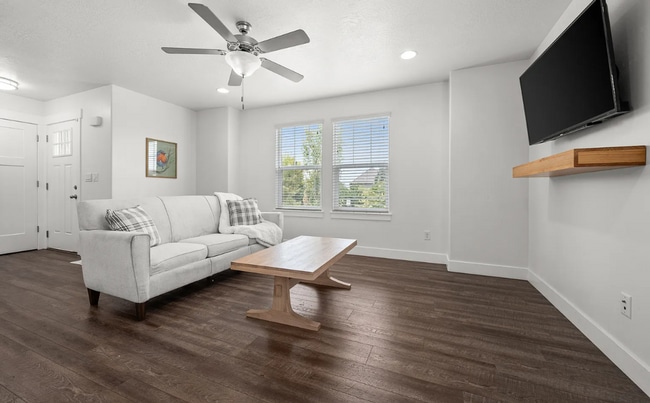 Building Photo - 3 Bedroom/2.5 Bathroom Townhouse in Lehi