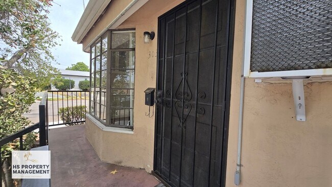 Building Photo - 303 Palm Ave