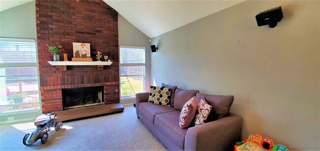 Building Photo - 5213 Valleydale Dr
