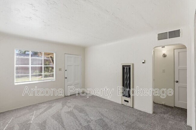 Building Photo - 1137 W Glenrosa Ave