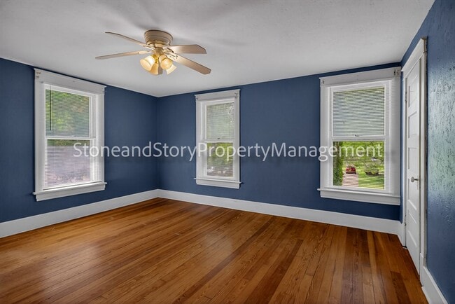 Building Photo - Large 4 bedroom 2 bath in well established Oakland neighborhood