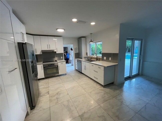 Building Photo - 14610 Tarpon Dr