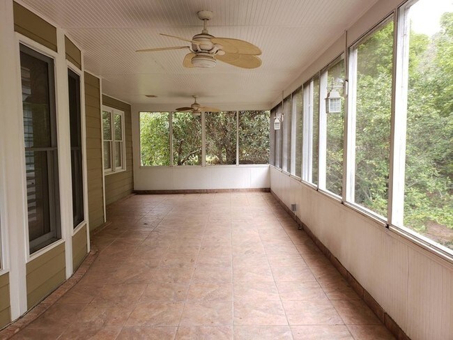 Building Photo - Johns Creek Beauty