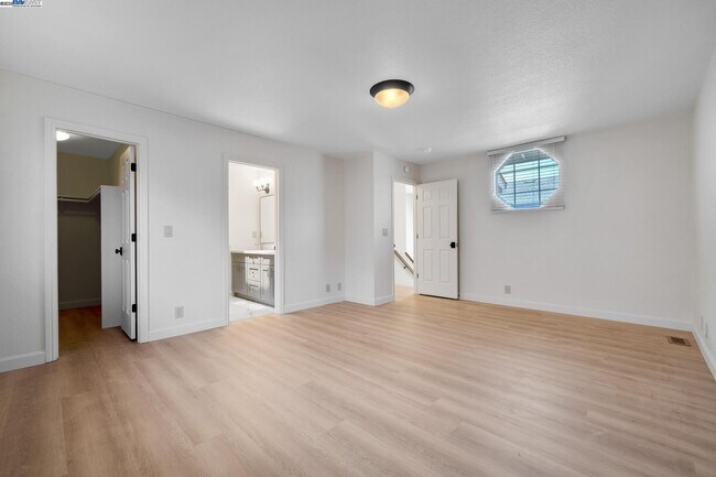 Building Photo - 125 Chestnut Ave