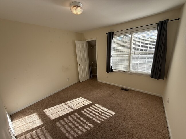 Building Photo - Beautiful 3 Bedroom 2.5 Bath End Unit Town Home with Lake View!