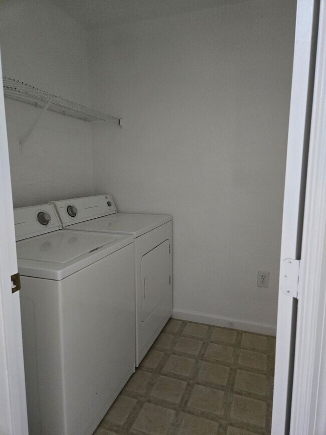 Building Photo - Spacious 3 bedroom, 2.5 bath townhouse in ...
