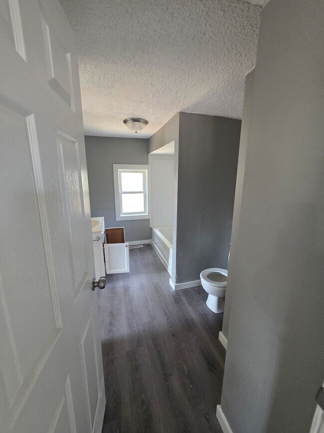 Building Photo - LIMITED TIME**NO APPLICATION FEE**1/2 OFF ...