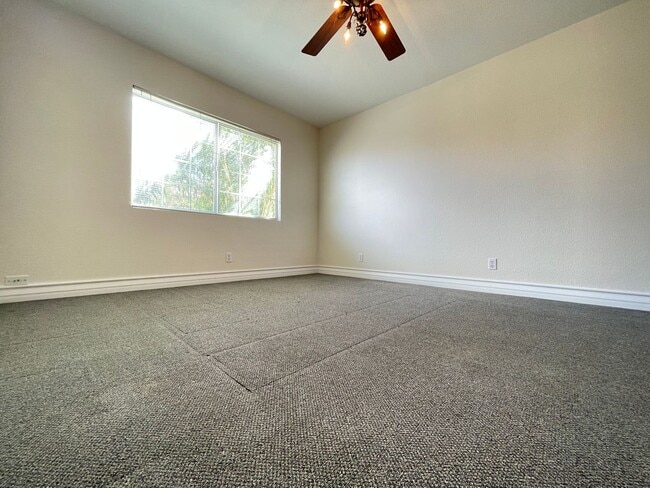 Building Photo - Lovely townhome in The Pueblo Village of S...