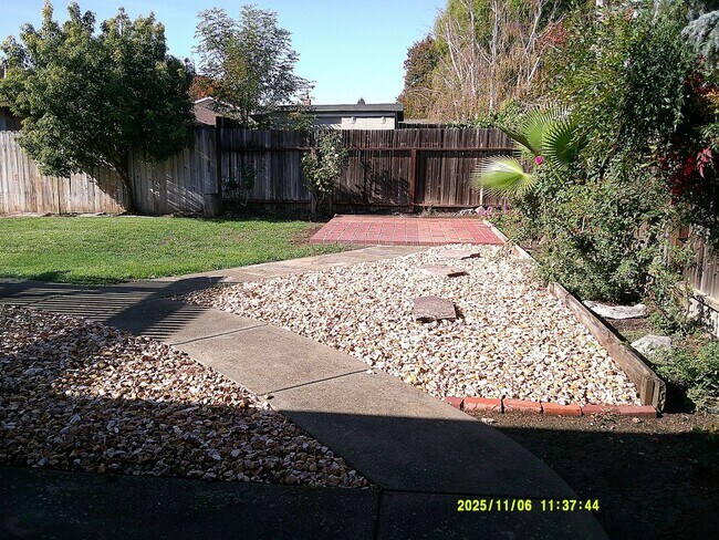 Building Photo - 390 S Almond St