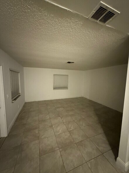 Building Photo - 853 SW 9th Ct