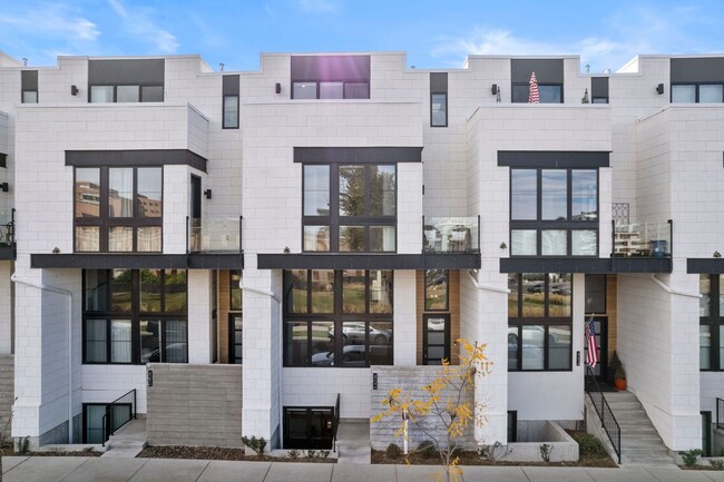 Building Photo - LUX 3BD, 5BA Townhome Near Cherry Creek, C...